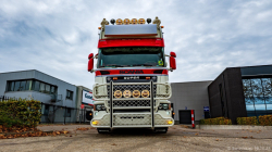 20251019-Tom-Holding-00049